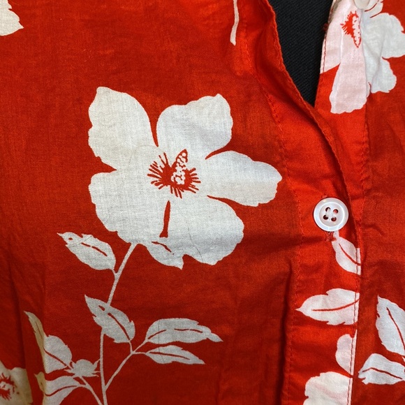 ๐ 2/$25 Liz Claiborne Petite Red and White Floral Button Up Shirt - Picture 2 of 4